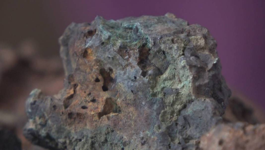 Otlakta bulduğu taş parçasını göktaşı diye alıp eve götürdü: Uyurken yaşadıkları nedeniyle bin pişman oldu! 6